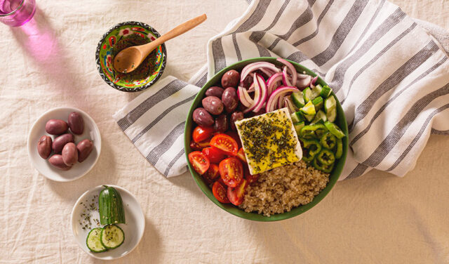 Kreikkalainen salaattikulho kvinoalla